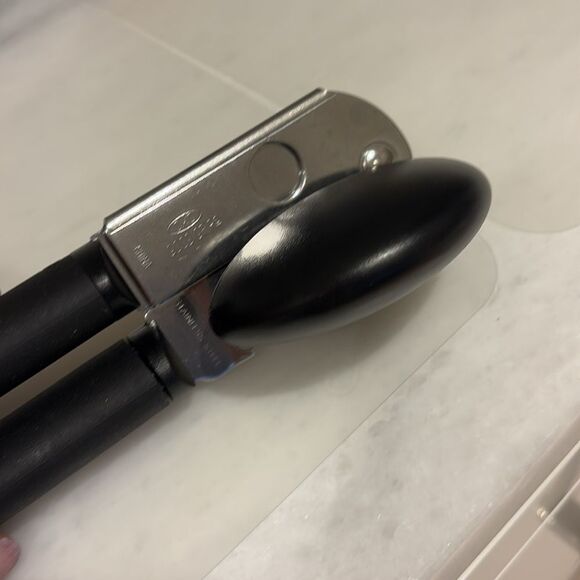 Oxo can opener/pizza cutter/peeler/ cuisinart jucier bundle - Picture 4 of 9